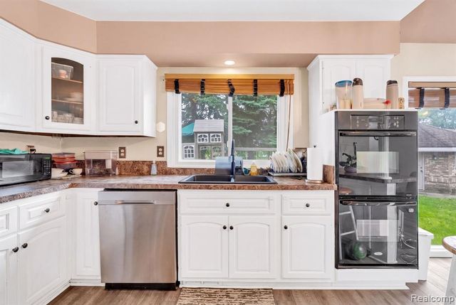 36832 Melbourne Drive, Sterling Heights, MI 48312