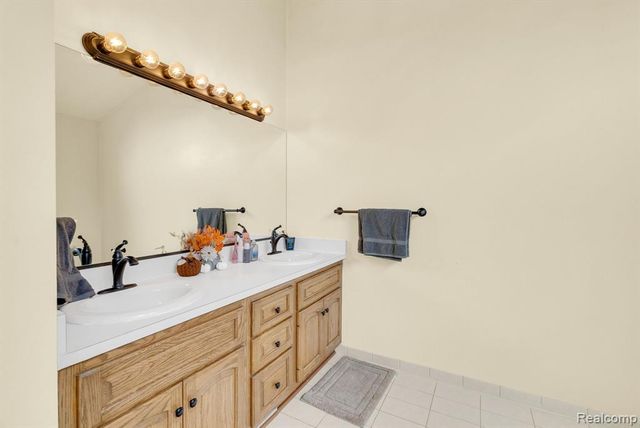 36832 Melbourne Drive, Sterling Heights, MI 48312