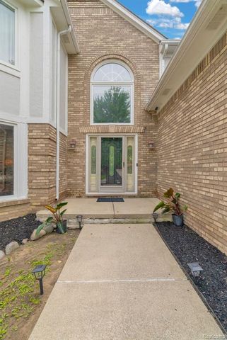 36832 Melbourne Drive, Sterling Heights, MI 48312