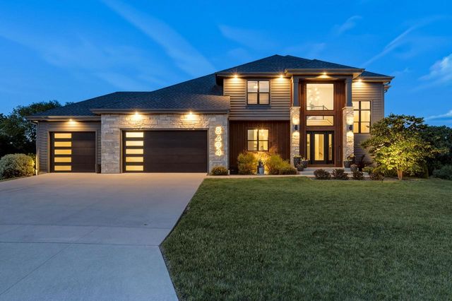 8494 S Nighthawk TRAIL, Oak Creek, WI 53154