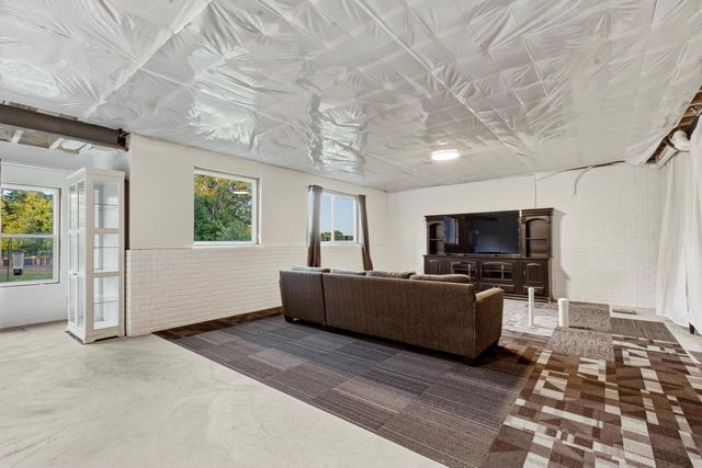 8494 S Nighthawk TRAIL, Oak Creek, WI 53154