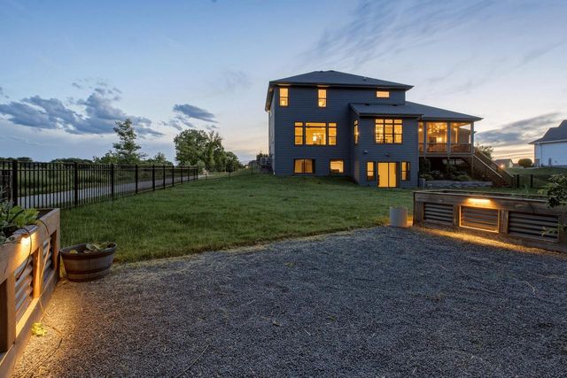 8494 S Nighthawk TRAIL, Oak Creek, WI 53154