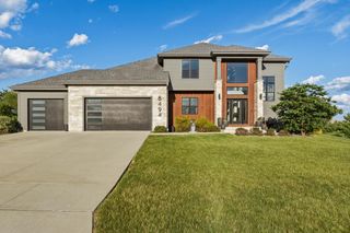 8494 S Nighthawk TRAIL, Oak Creek, WI 53154