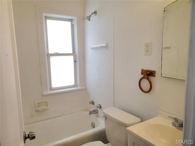 1942 Chambers Road, St Louis, MO 63136