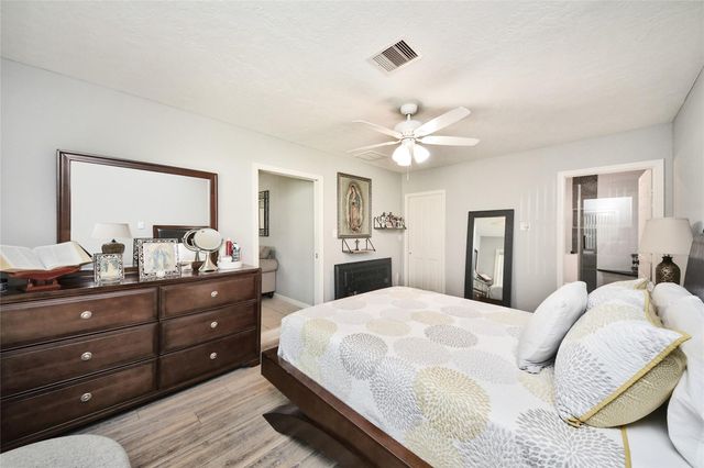 5758 Meadow Creek Lane, Houston, TX 77017