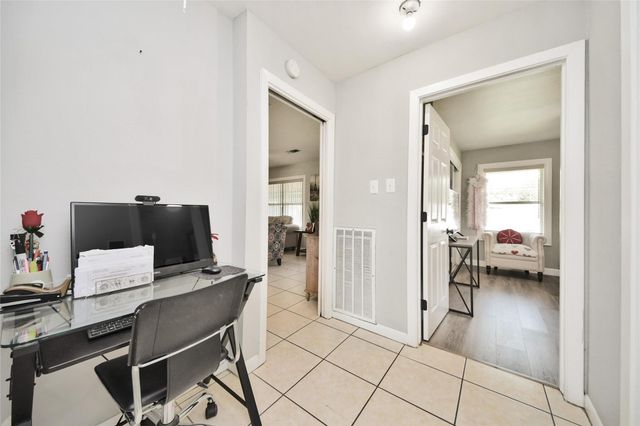 5758 Meadow Creek Lane, Houston, TX 77017