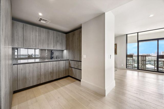 1701 Hermann Drive 22CE, Houston, TX 77019