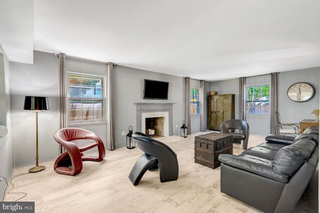 13042 MAPLE VIEW LN, Fairfax, VA 22033