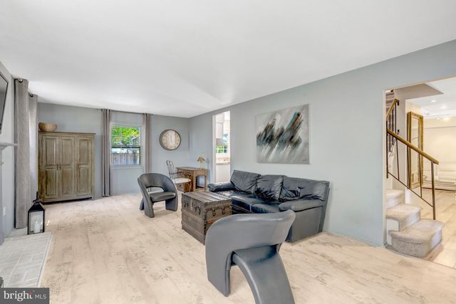 13042 MAPLE VIEW LN, Fairfax, VA 22033