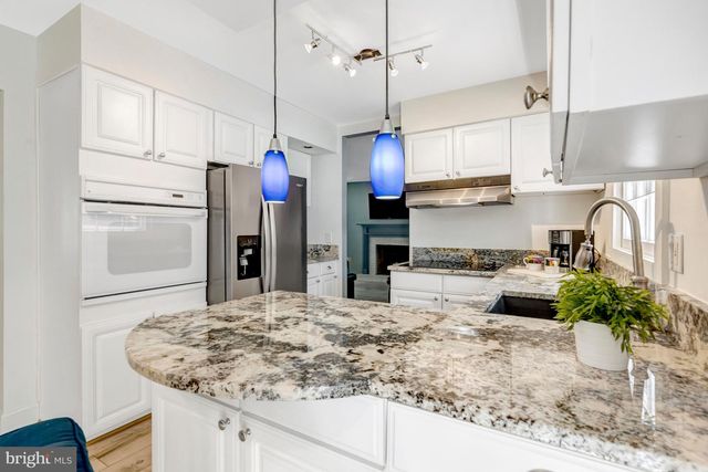 13042 MAPLE VIEW LN, Fairfax, VA 22033