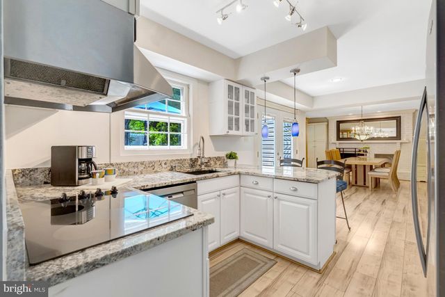 13042 MAPLE VIEW LN, Fairfax, VA 22033
