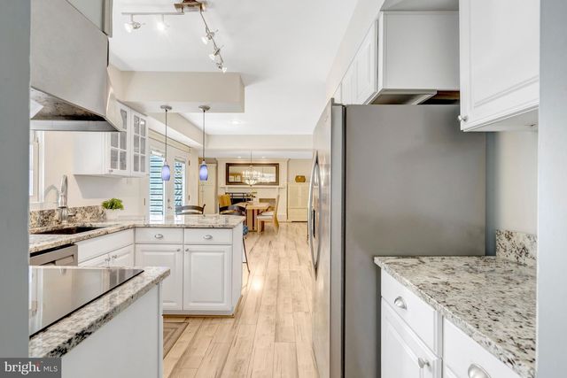 13042 MAPLE VIEW LN, Fairfax, VA 22033