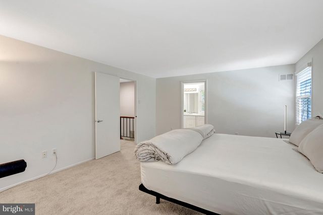 13042 MAPLE VIEW LN, Fairfax, VA 22033