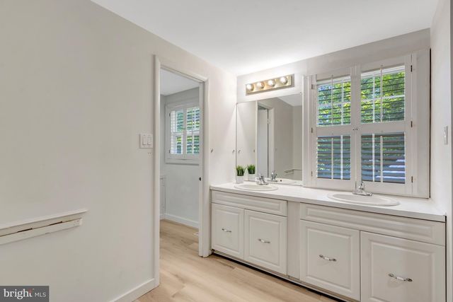 13042 MAPLE VIEW LN, Fairfax, VA 22033