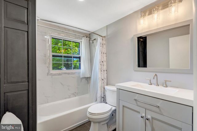 13042 MAPLE VIEW LN, Fairfax, VA 22033