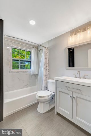 13042 MAPLE VIEW LN, Fairfax, VA 22033