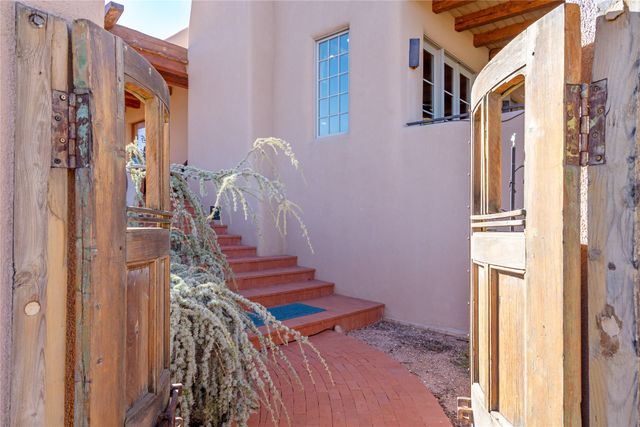 1204 Bandolina Road, Santa Fe, NM 87501