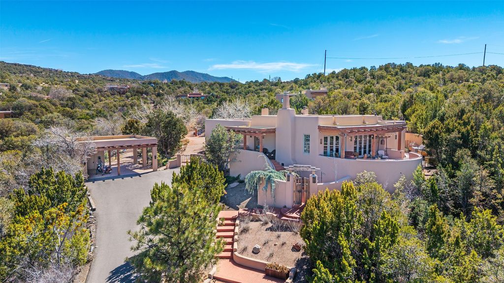 1204 Bandolina Road, Santa Fe, NM 87501