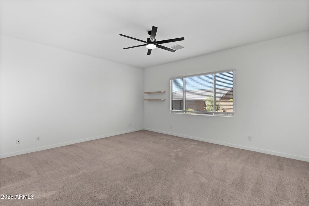 Image 12 of property listing at 32634 N 21ST Lane, Phoenix, AZ 85085