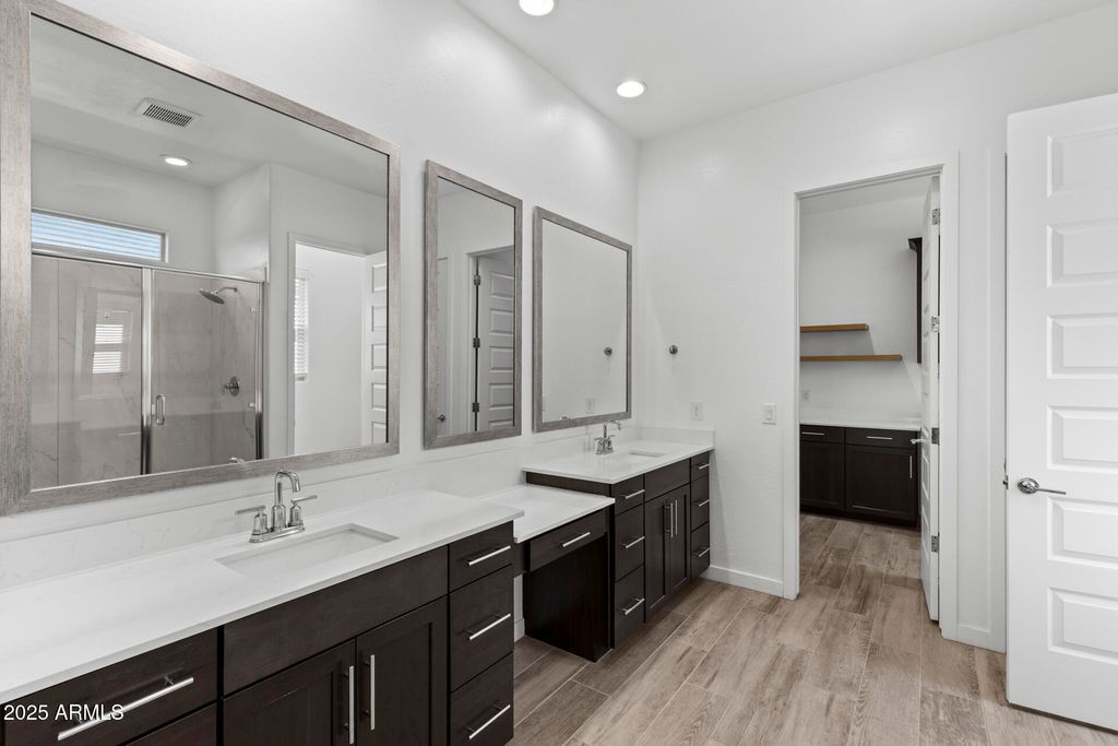 Image 13 of property listing at 32634 N 21ST Lane, Phoenix, AZ 85085