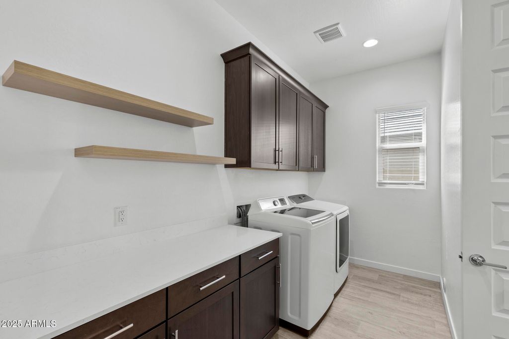 Image 15 of property listing at 32634 N 21ST Lane, Phoenix, AZ 85085