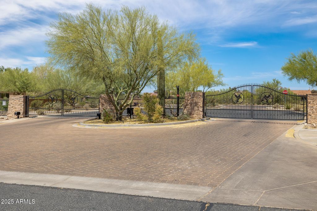 Image 24 of property listing at 32634 N 21ST Lane, Phoenix, AZ 85085