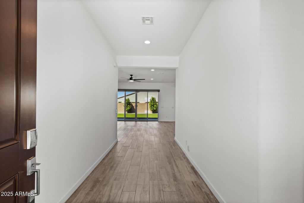 Image 3 of property listing at 32634 N 21ST Lane, Phoenix, AZ 85085