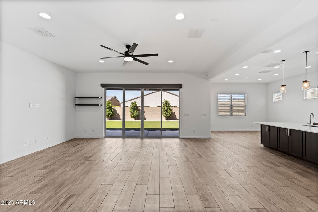 Image 4 of property listing at 32634 N 21ST Lane, Phoenix, AZ 85085