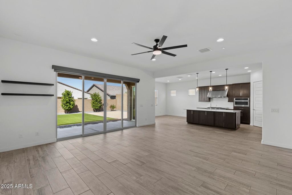 Image 5 of property listing at 32634 N 21ST Lane, Phoenix, AZ 85085