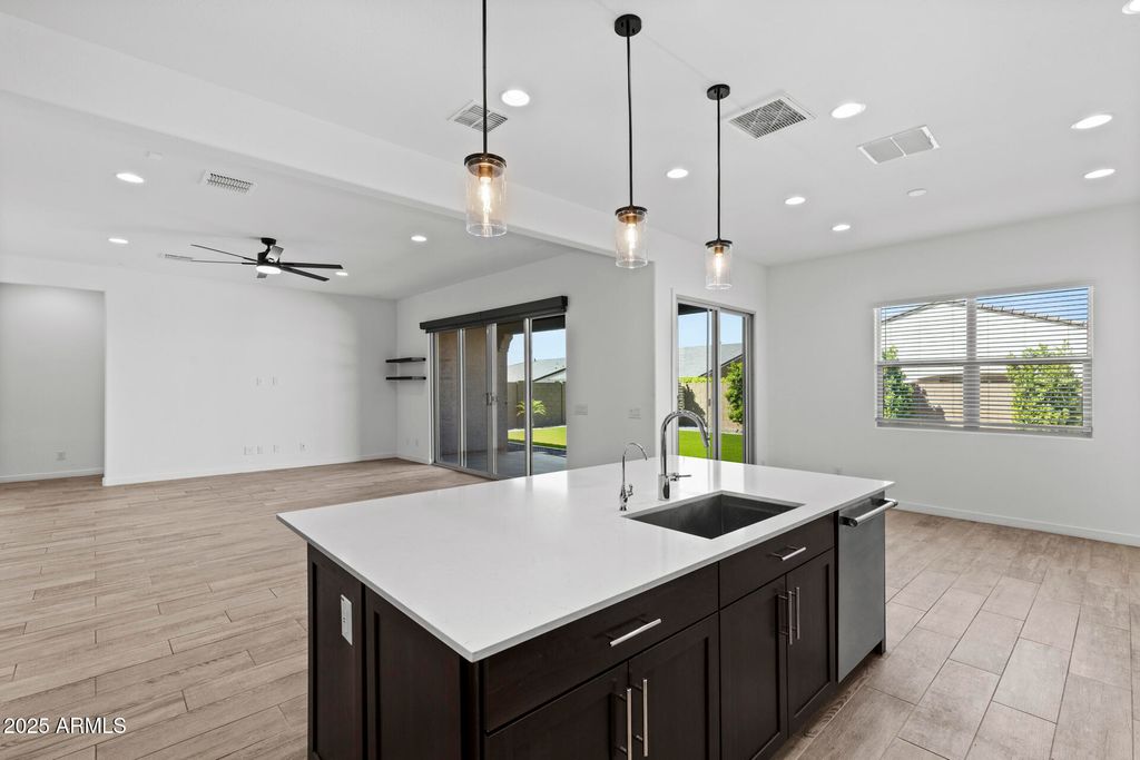 Image 7 of property listing at 32634 N 21ST Lane, Phoenix, AZ 85085