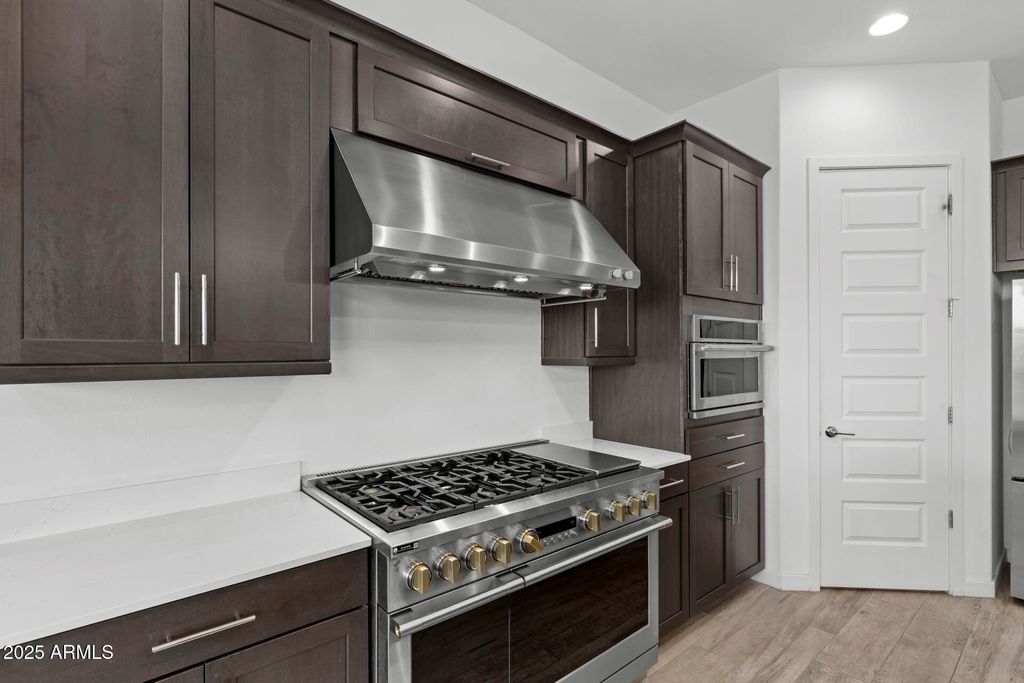 Image 8 of property listing at 32634 N 21ST Lane, Phoenix, AZ 85085