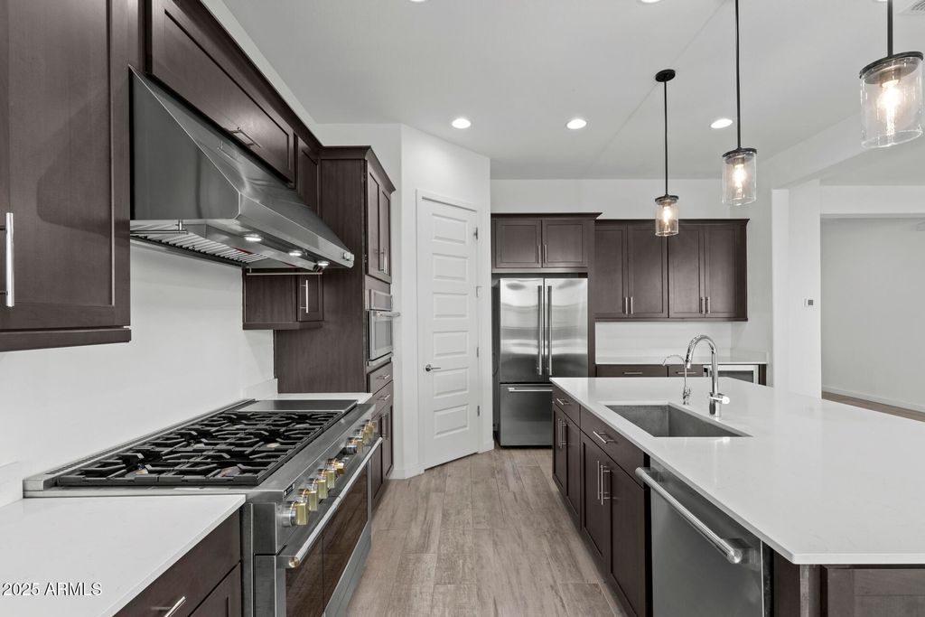 Image 9 of property listing at 32634 N 21ST Lane, Phoenix, AZ 85085