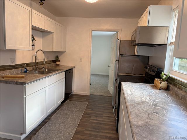 106 E Hopkins Avenue, Pontiac, MI 48340