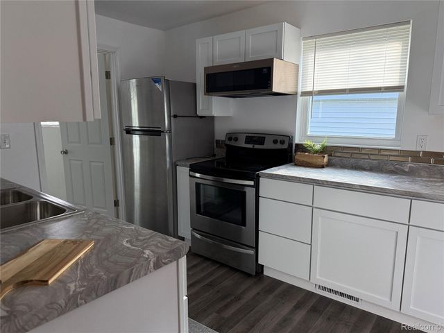 106 E Hopkins Avenue, Pontiac, MI 48340