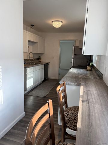 106 E Hopkins Avenue, Pontiac, MI 48340