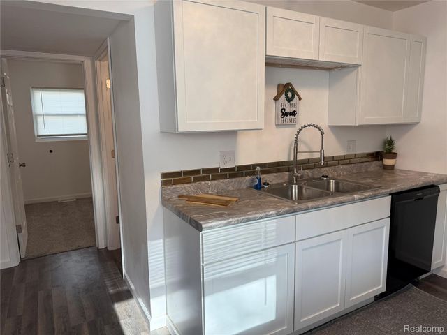 106 E Hopkins Avenue, Pontiac, MI 48340