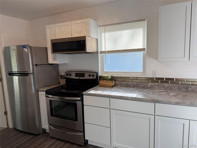 106 E Hopkins Avenue, Pontiac, MI 48340