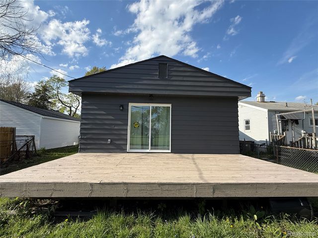 106 E Hopkins Avenue, Pontiac, MI 48340