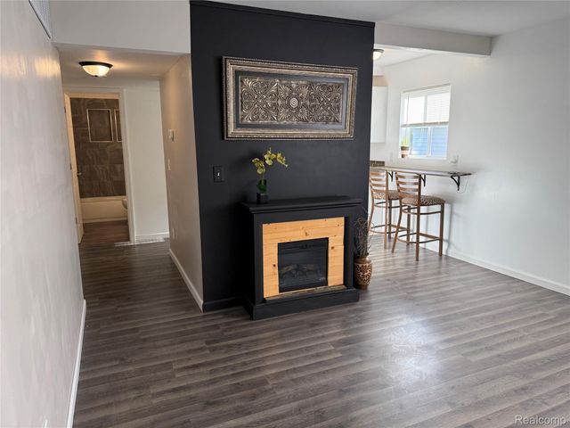 106 E Hopkins Avenue, Pontiac, MI 48340