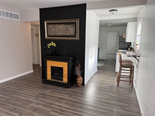 106 E Hopkins Avenue, Pontiac, MI 48340