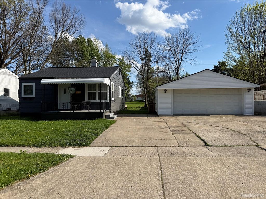 106 E Hopkins Avenue, Pontiac, MI 48340