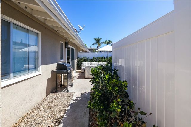 1741 Tustin Avenue 14D, Costa Mesa, CA 92627