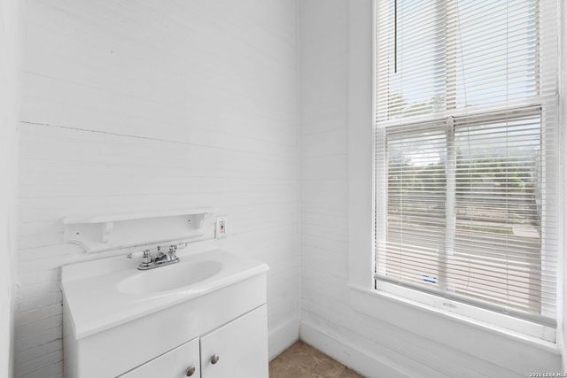 121 Daniel St, San Antonio, TX 78204