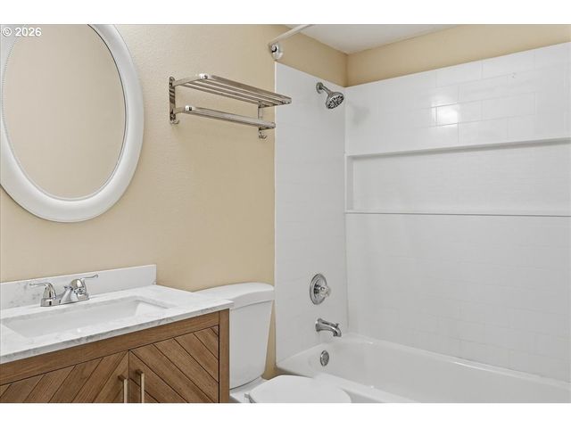 2330 Se BROOKWOOD Ave 221, Hillsboro, OR 97123