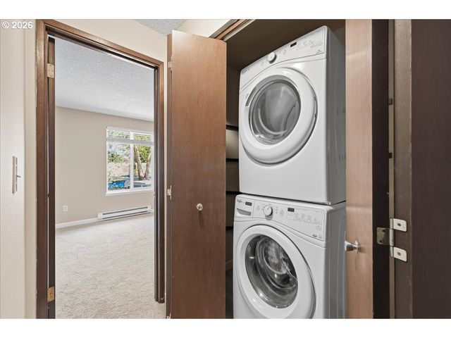 2330 Se BROOKWOOD Ave 221, Hillsboro, OR 97123