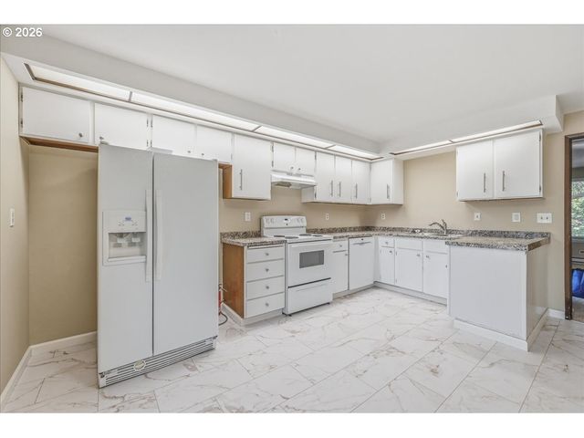 2330 Se BROOKWOOD Ave 221, Hillsboro, OR 97123