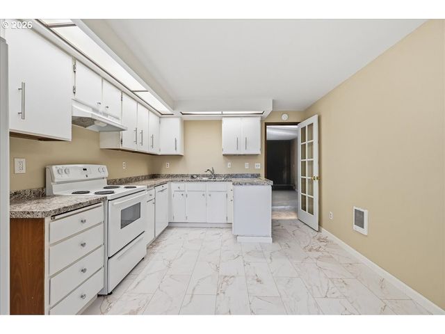 2330 Se BROOKWOOD Ave 221, Hillsboro, OR 97123