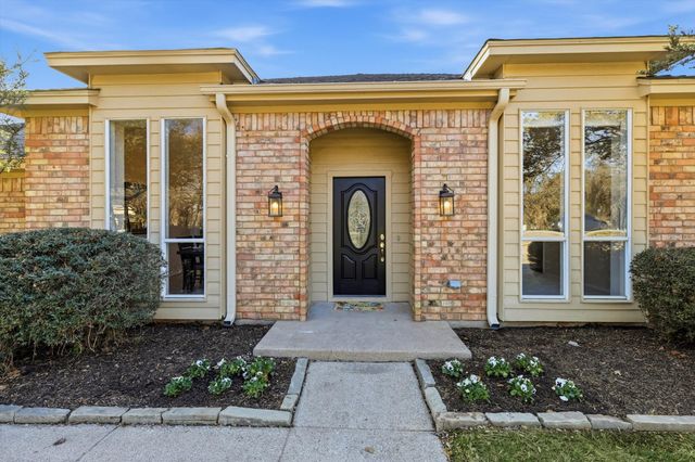 361 Oakview Drive, Lewisville, TX 75077