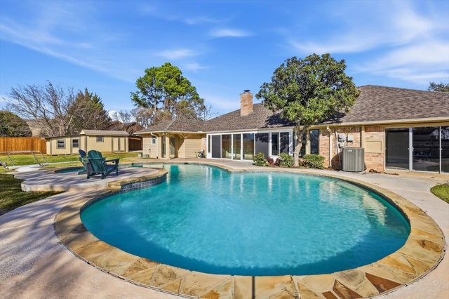 361 Oakview Drive, Lewisville, TX 75077