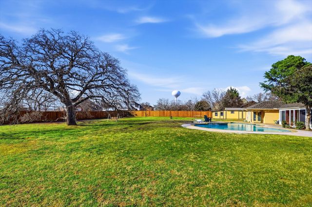 361 Oakview Drive, Lewisville, TX 75077